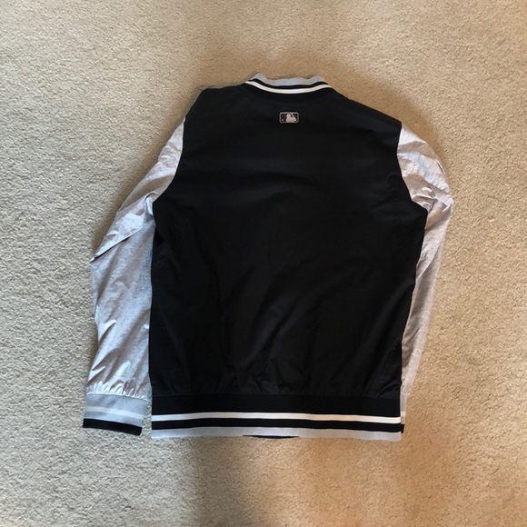 A baseball jacket - Picture 2 of 4